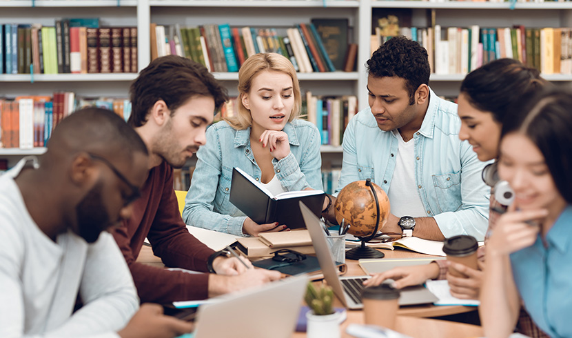 Groupe de travail autour d'une table