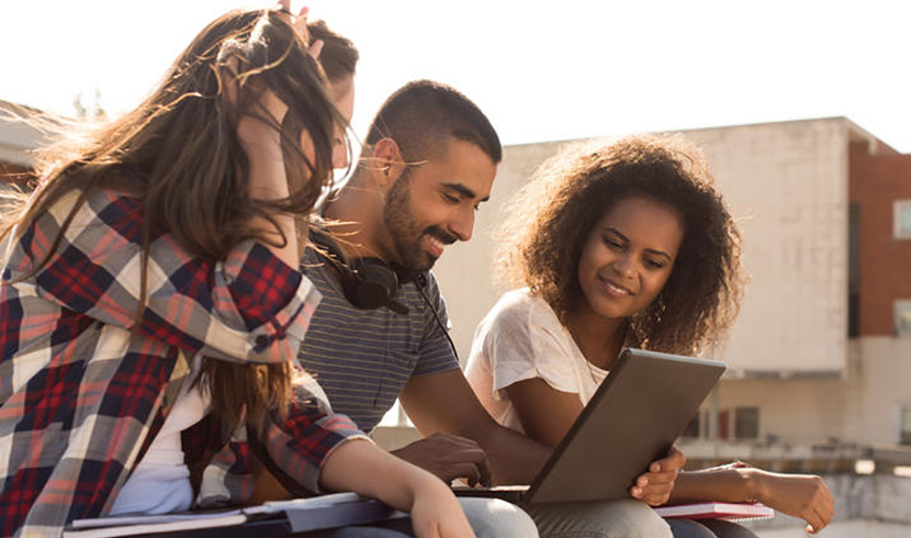 Trois étudiants en train de travailler