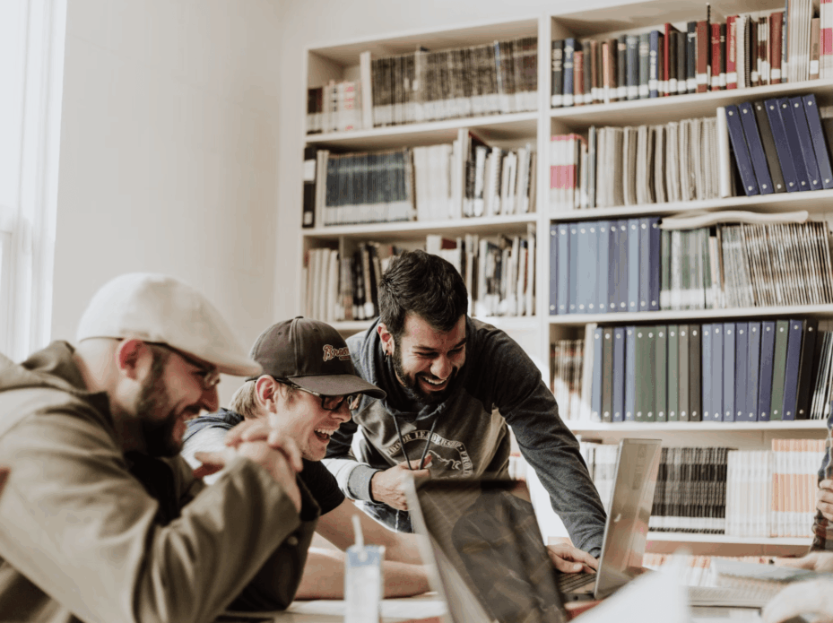 Jeunes riant devant un écran d'ordinateur